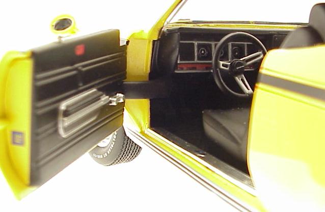 70GSXYellowInt.jpg (38738 bytes)